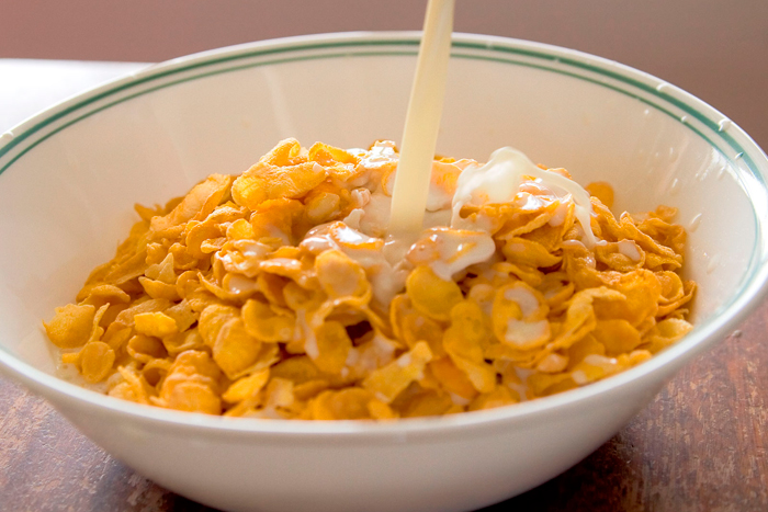 Cornflakes_with_milk_pouring_in_700px