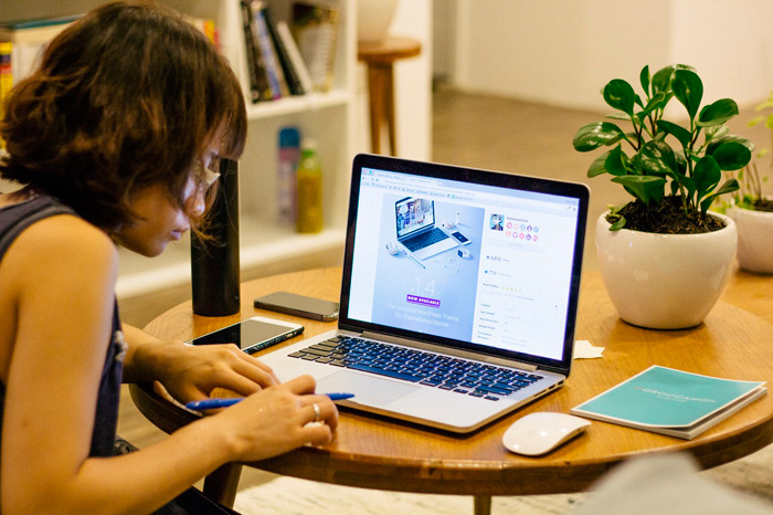 woman-at-laptop-700px